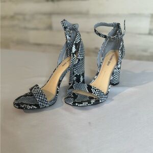 Gianni Bini Blue Gray Black Snakeskin Heels - Size 8.5- Worn Once-EUC